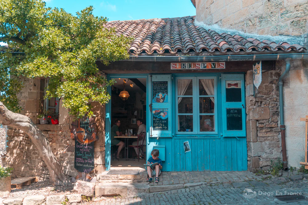 Fachada de restaurante tradicional con puerta azul