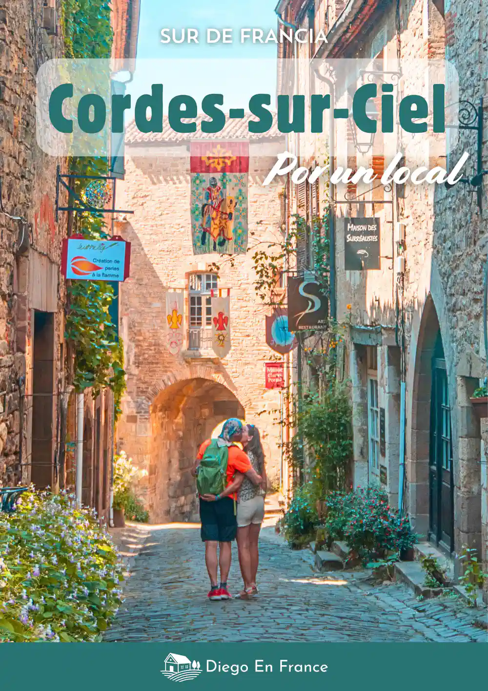 Calle empedrada en Cordes-sur-Ciel con pareja bajo arco medieval