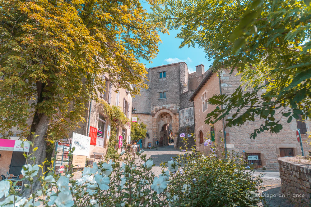 Puerta medieval de piedra con arco en Cordes-sur-Ciel