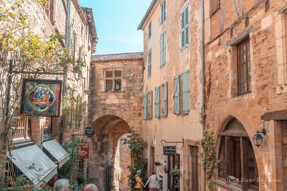 Calle medieval en Cordes-sur-Ciel con arco de piedra
