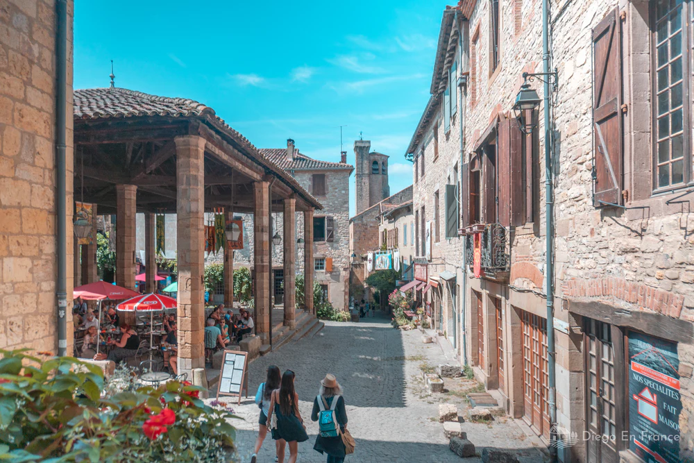 Calle con soportales y terrazas