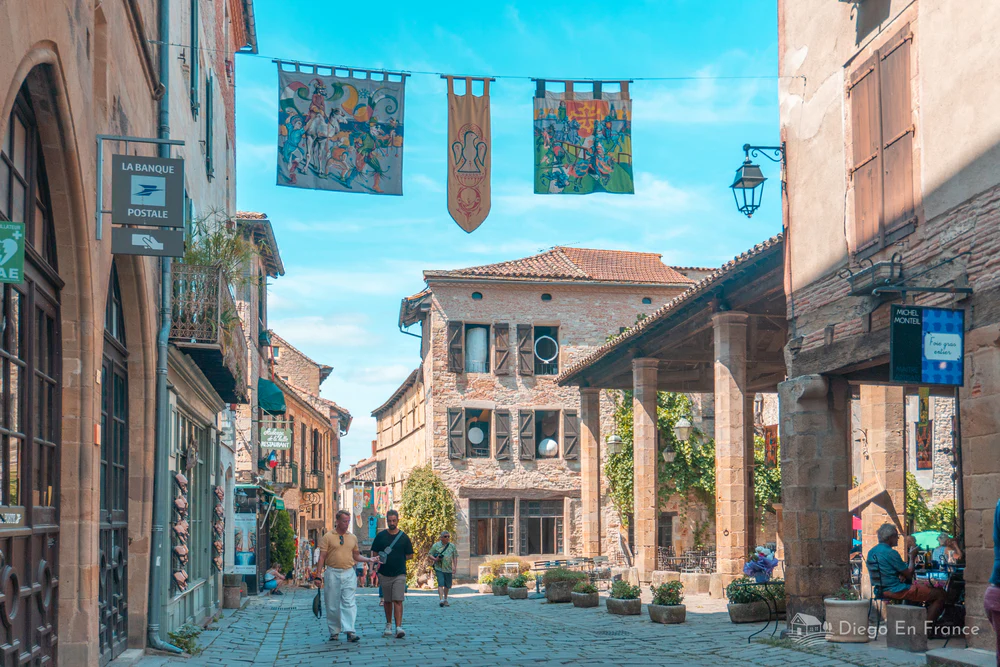 Calle estrecha con banderines colgados entre edificios