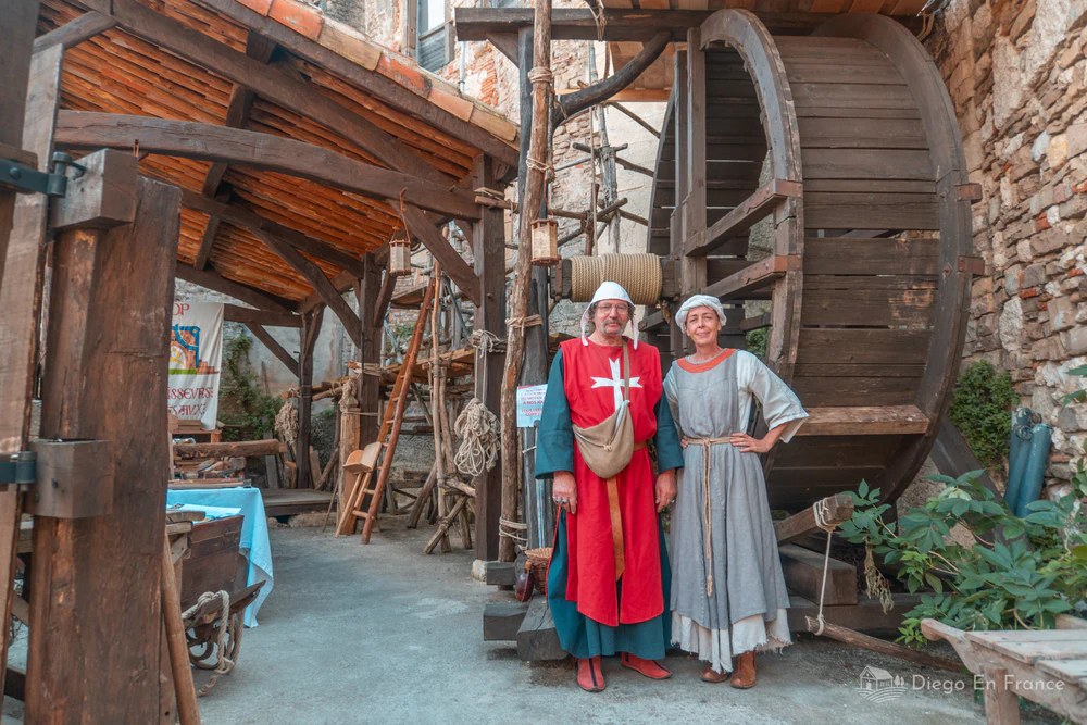 Personas con trajes medievales junto al Treboul'tout