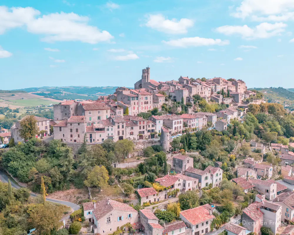 Vista panorámica de Cordes-sur-Ciel sobre colina en el Tarn