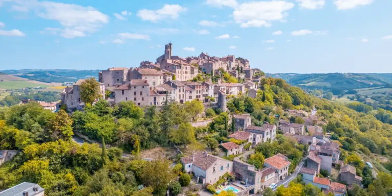 Vista aerea del precioso pueblo de Cordes sur Ciel, sobre la colina en un dia soleado. En Francia