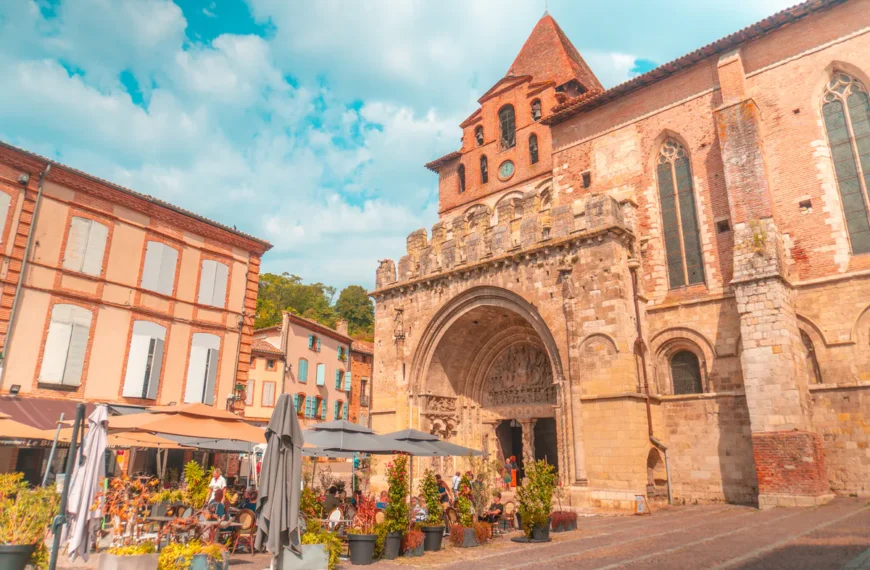 Guide de voyage à Moissac : Histoire vivante et 10 aventures familiales…