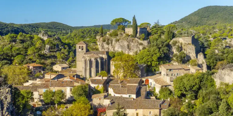 Foto de diegoenfrance, del frente del pequeño pueblo de Moureze una mañana soleada. En el sur de Francia
