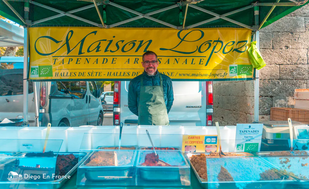 Fotografía de diegoenfrance.com de un puesto tradicional en el Marché des Arceaux, referencia obligada sobre qué hacer en Montpellier