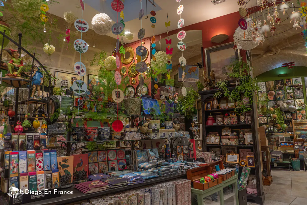 Fotografía de diegoenfrance.com que muestra las boutiques y papelerías de la Rue de la Vieille al hablar de qué hacer en Montpellier