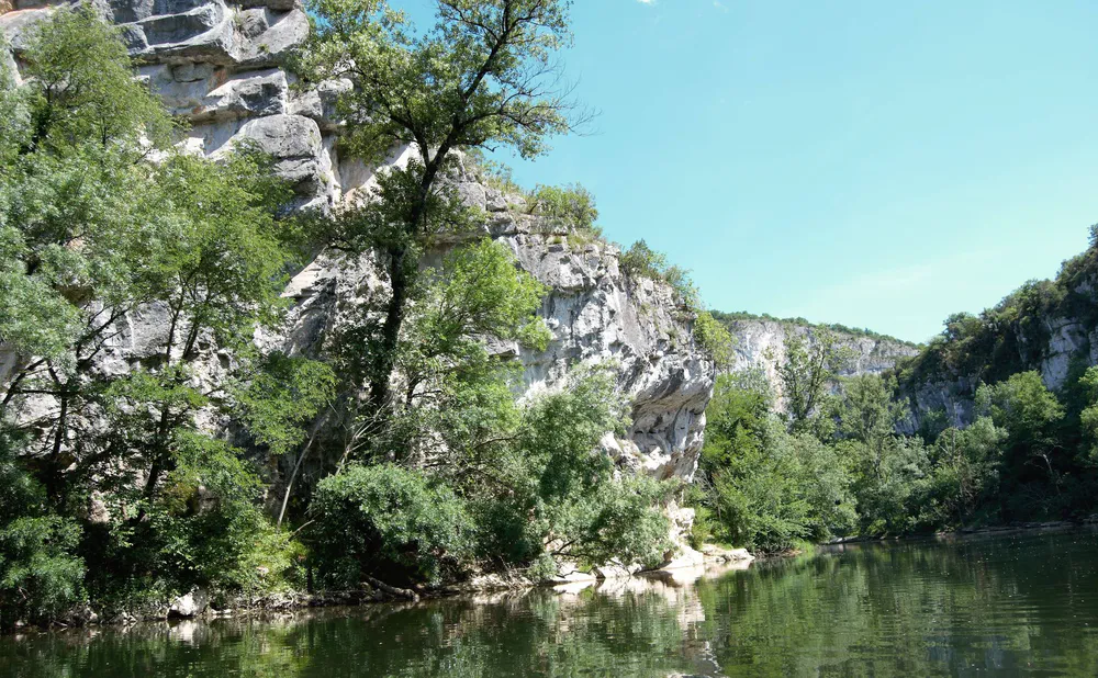 Natural view with river and rock formations, natural environment near Castelnau de Montmirall.