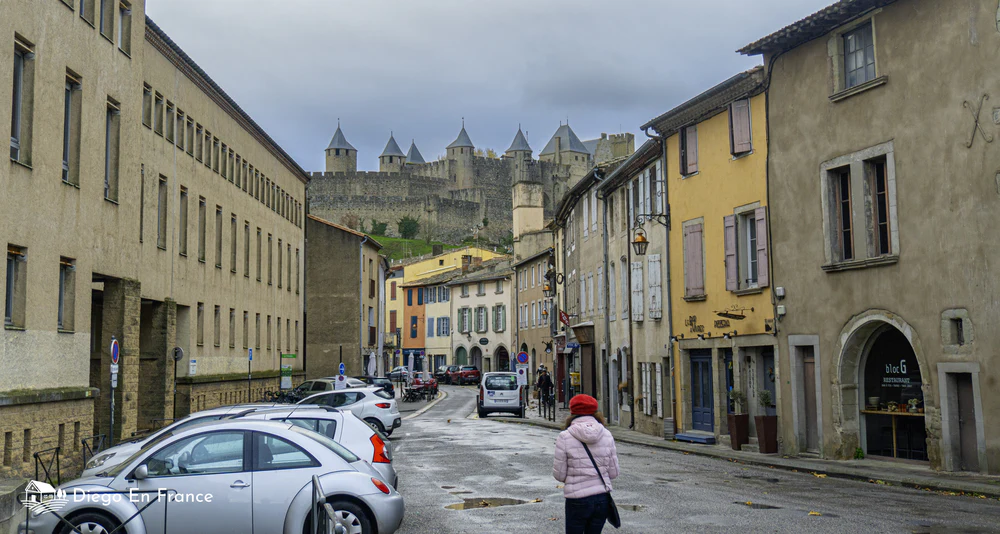 Marche vers la cité de Carcassonne, dans la Bastide de Saint Louis