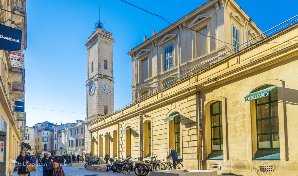 What to see in Nîmes. 10 must-sees for the whole family in French Rome : La Place de L'Horloge