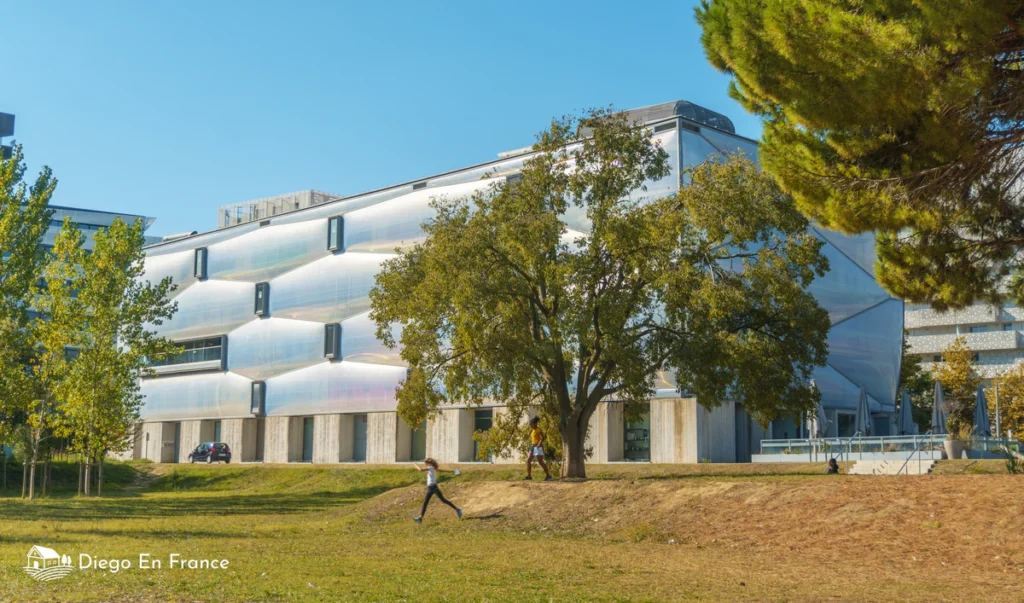 Visiter Montpellier en 1 jour : Le Nuage à Port Marianne