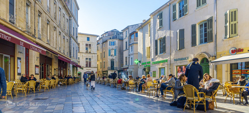 What to see in Nîmes, France : Place d'Horloge