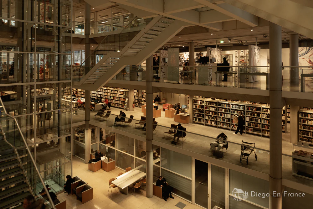 Photographie de diegoenfrance.com de l’intérieur lumineux du Carré d’Art, l’un des espaces culturels les plus recommandés à voir à Nîmes.