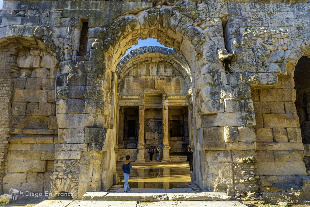 Photographie de diegoenfrance.com de l’intérieur du Temple de Diane dans les Jardins de la Fontaine.