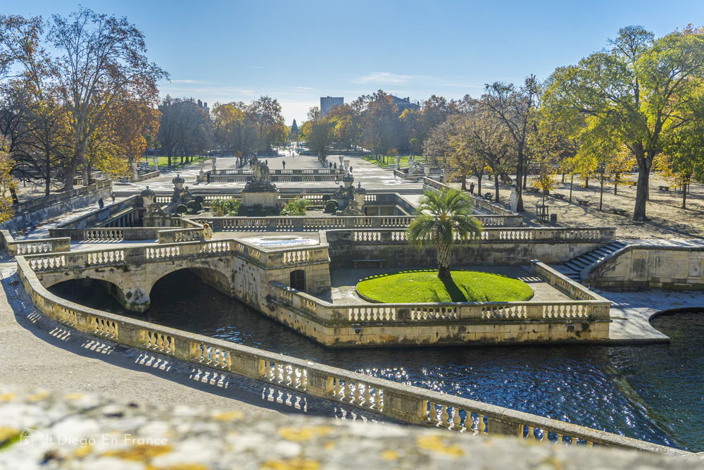 Photographie de diegoenfrance.com montrant la structure monumentale des Jardins de la Fontaine à Nîmes.