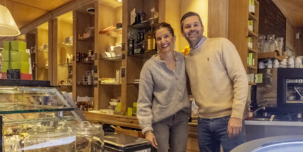 Photographie de diegoenfrance.com de l’intérieur d’une boutique gourmande typique, une expérience gastronomique à vivre à Nîmes.