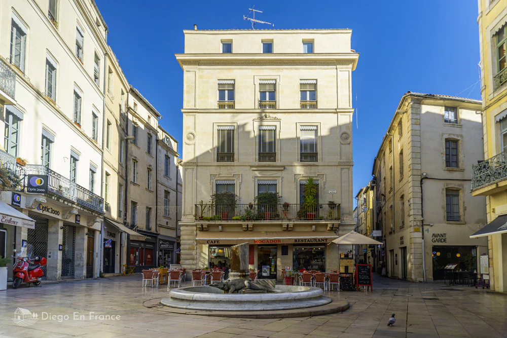 Photographie de diegoenfrance.com de la place du Marché, un coin emblématique du centre historique de Nîmes.
