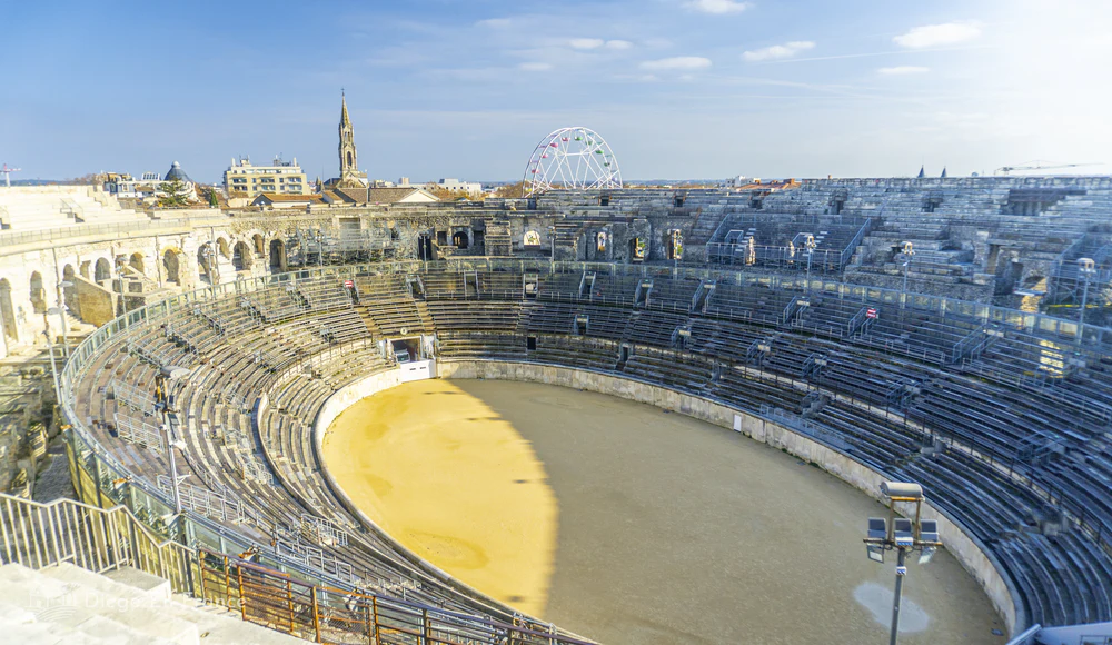 Photographie de diegoenfrance.com de l’intérieur des Arènes de Nîmes avec son arena et ses gradins historiques.