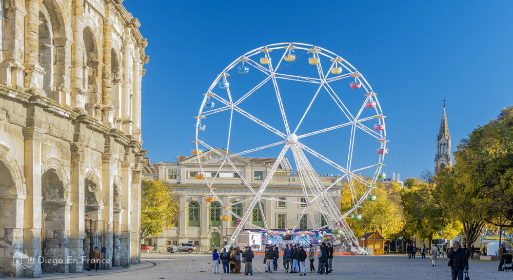 Photo de diegoenfrance.com représentant la roue à eau devant les Arènes de Nîmes, une attraction incontournable à voir lors de votre visite.