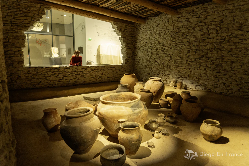Photo de diegoenfrance.com des céramiques exposées au Musée de la Romanité à Nîmes.