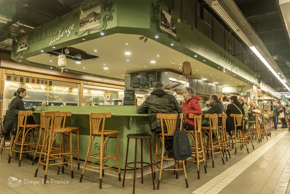 Intérieur du restaurant Halles Auberge dans Les Halles de Nîmes.