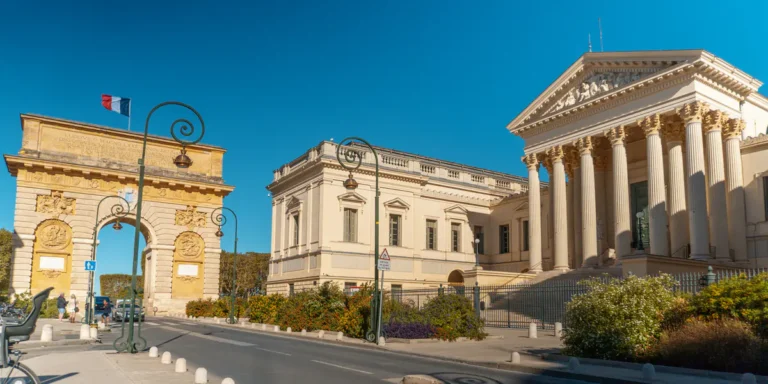 Avenida tradicional en Montpellier, con el magnifico Arco de Triunfo