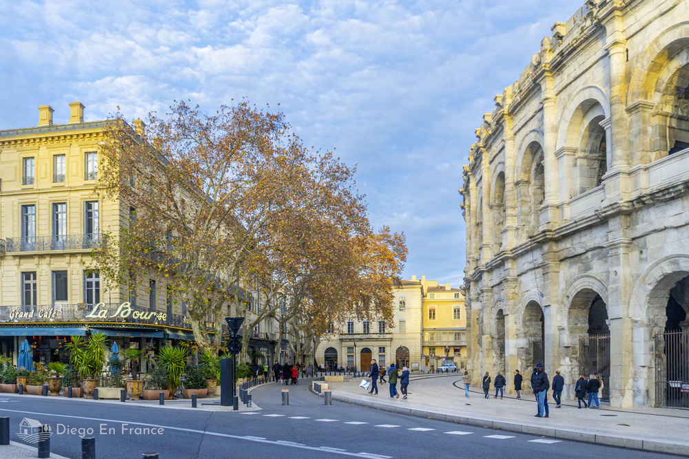 amphithéâtre romain de Nîmes et zone gastronomique face aux Arènes.