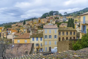 Visiter Bormes-les-Mimosas : un trésor floral sur la Côte d’Azur
