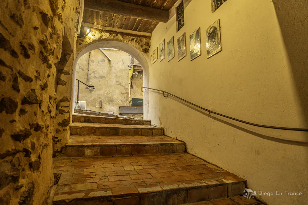 Pasadizo cubierto con escaleras de piedra y arco interior en el casco antiguo