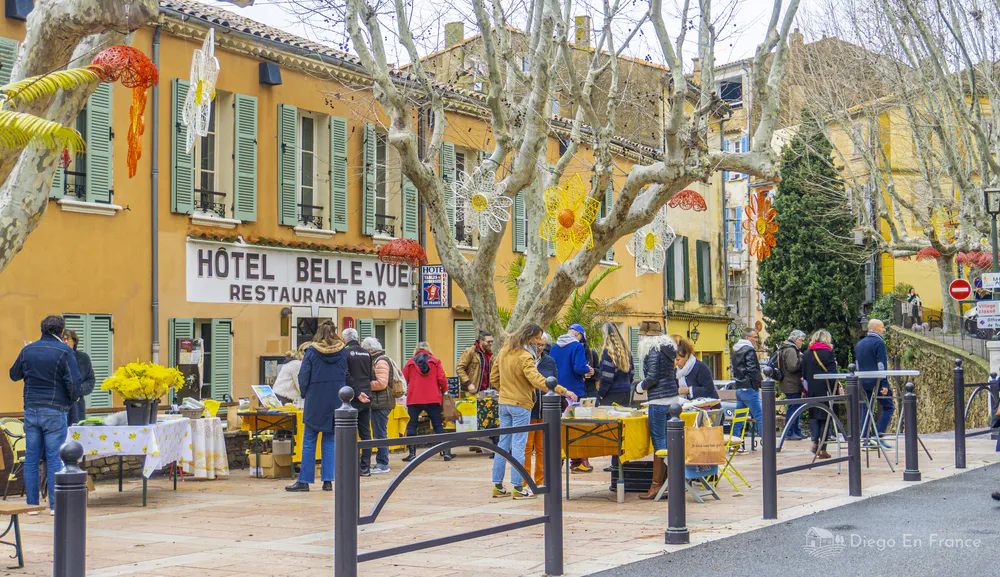 Algunas plazas se animan con pequeños mercados que reúnen vecinos y visitantes durante la mañana.