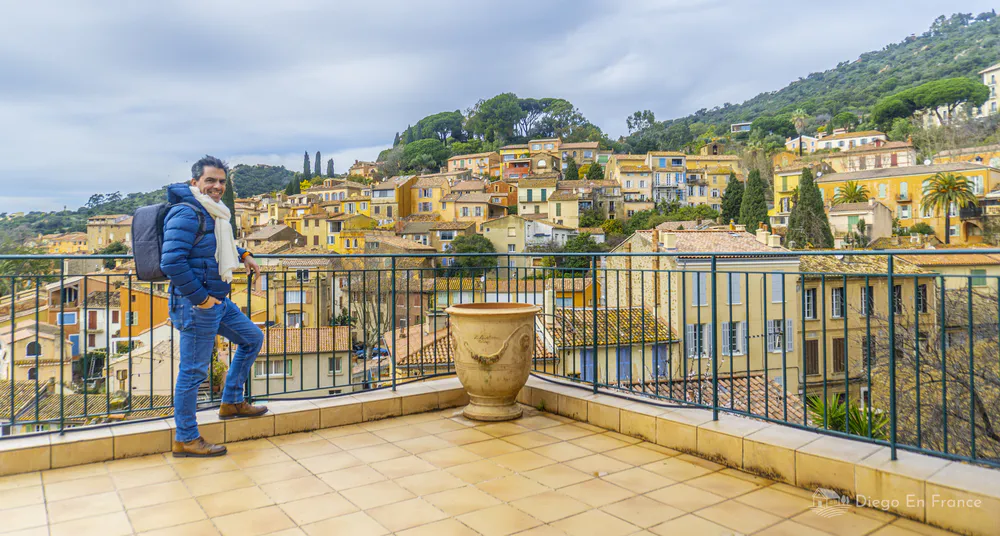 Mirador con vista panorámica del pueblo y casas provenzales en la ladera