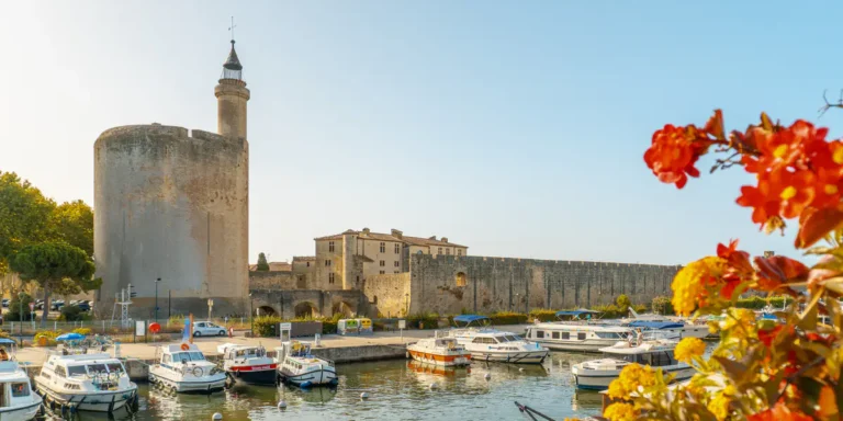 Aigues Mortes, un de plus beaux villages en France à visiter en printemps. Photo par diegoenfrance.com