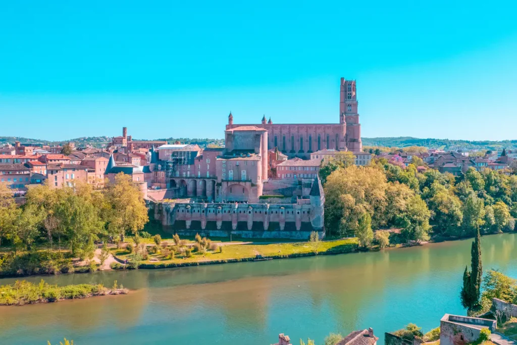 The city of Albi, jewel of the heritage of Occitania and home to the Sainte-Cécile cathedral.