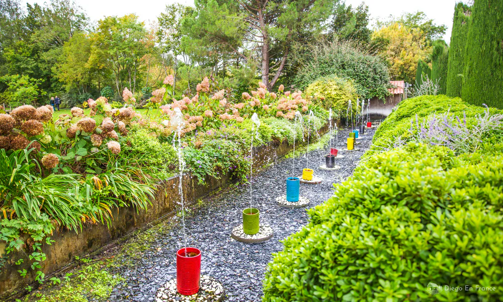 Botanical garden in Giroussens, ideal for a family walk among flowers, fountains and sculptures.