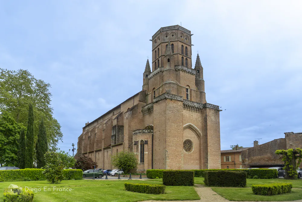Exterior view of the imposing Cathédrale Saint-Alain de Lavaur, built in red brick.