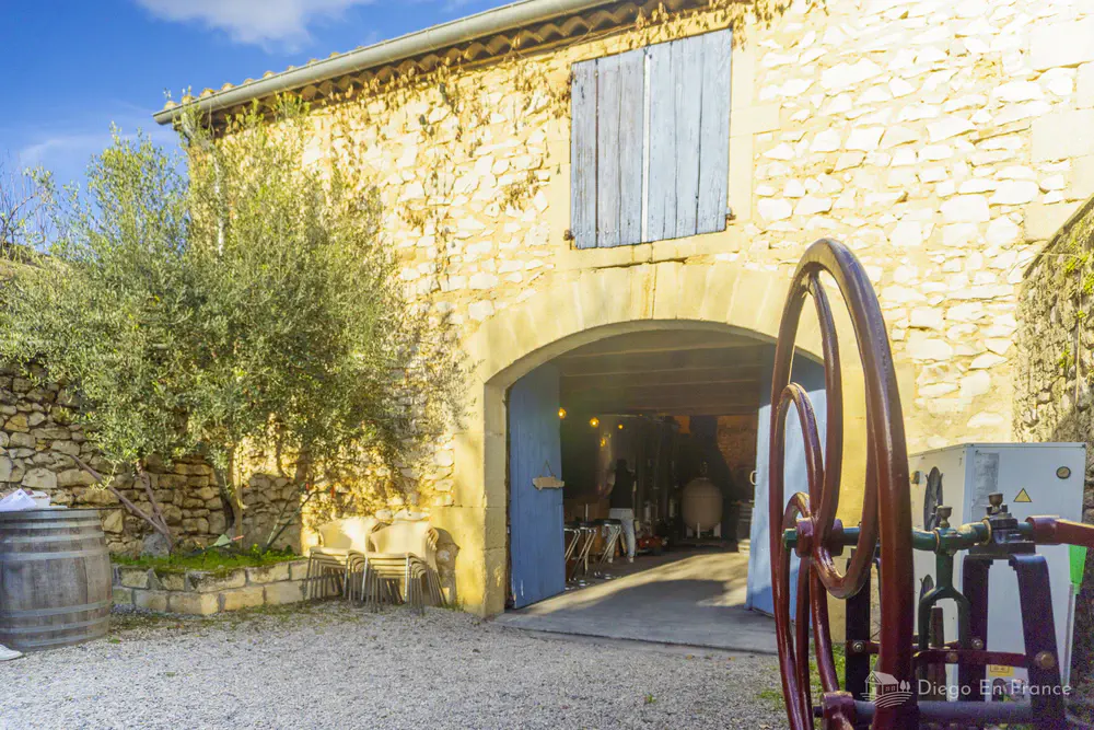 Traditional winery in Saussines with antique elements - Photo by diegoenfrance.com