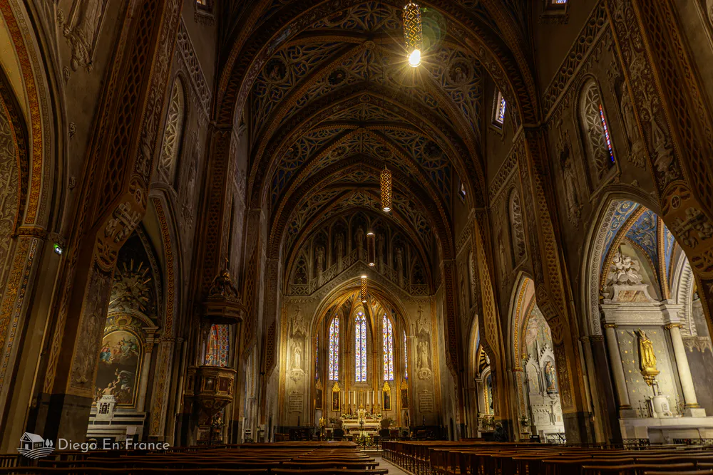 Central nave of the cathedral of Lavaur, with gothic decoration and a solemn atmosphere.
