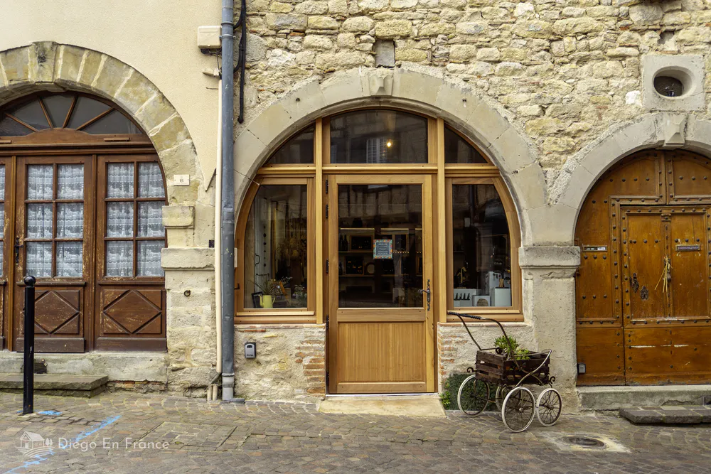 Local comercial típico de Lautrec, con arquitectura en piedra y detalles medievales.