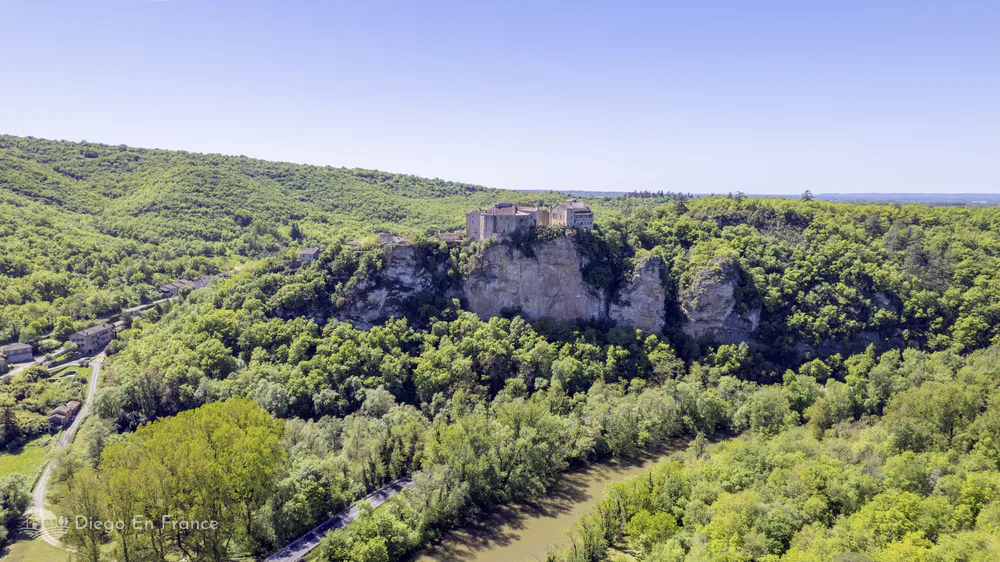 Vue aérienne des châteaux de Bruniquel à flanc de falaise, au-dessus de la vallée boisée de l'Aveyron, dans le sud-ouest de la France.
