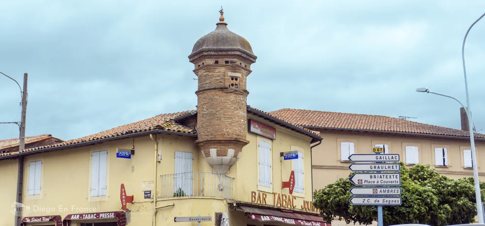 Typical urban dovecote of the Tarn, integrated into the everyday architecture of Lavaur.