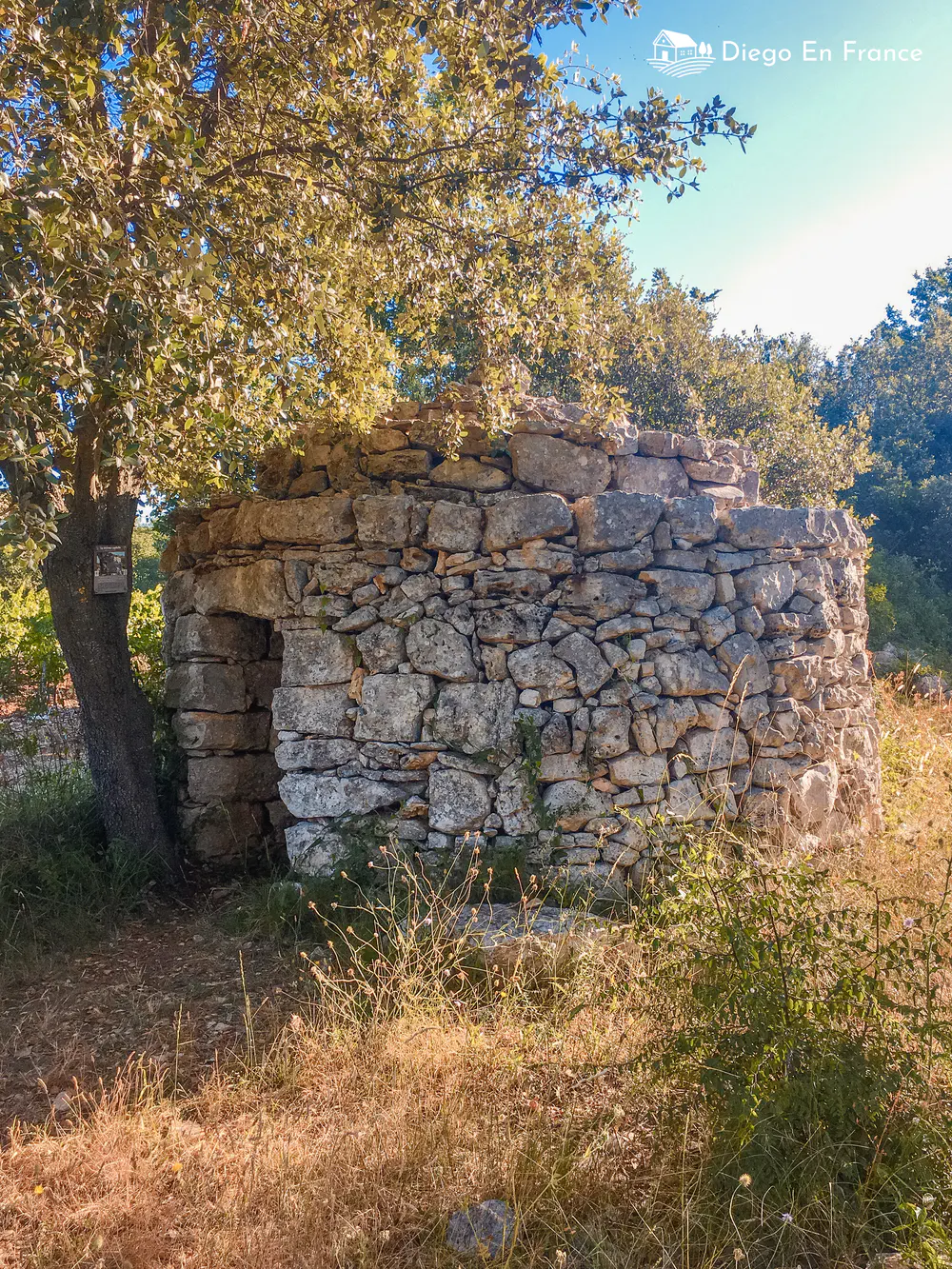 Traditional Capitelle on the hiking trail in Saussines - Photo by diegoenfrance.com