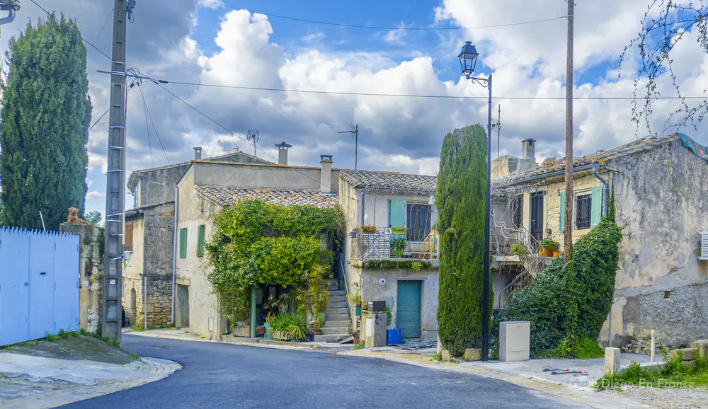 Typical rural architecture on a street in Saussines - Photo by diegoenfrance.com