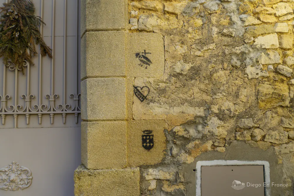 Carved details, insets "empegues", on a stone facade in Saussines - Photo by diegoenfrance.com
