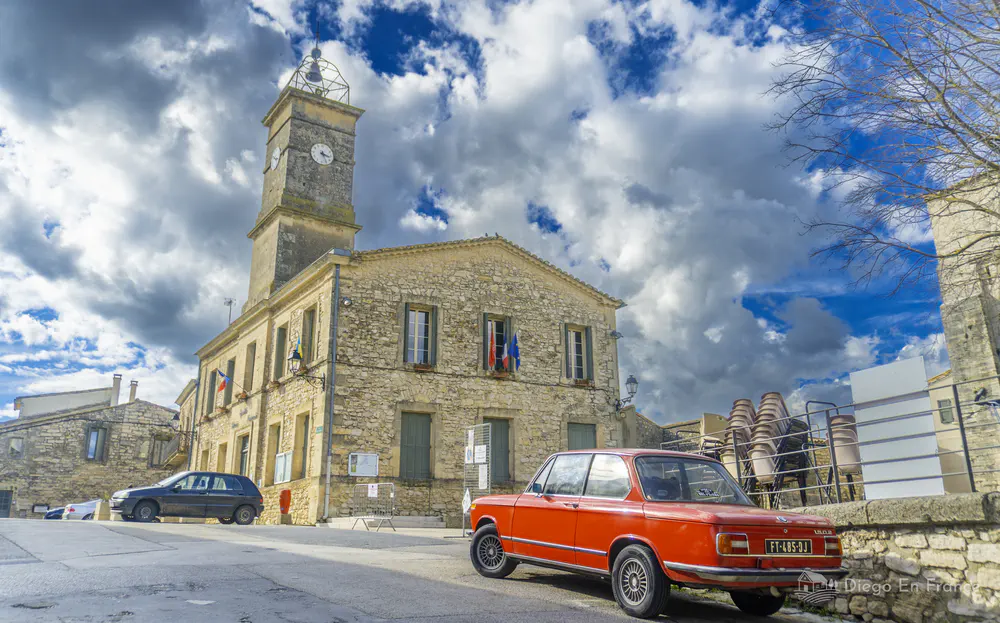 Town square and historic town hall in Saussines - Photo by diegoenfrance.com