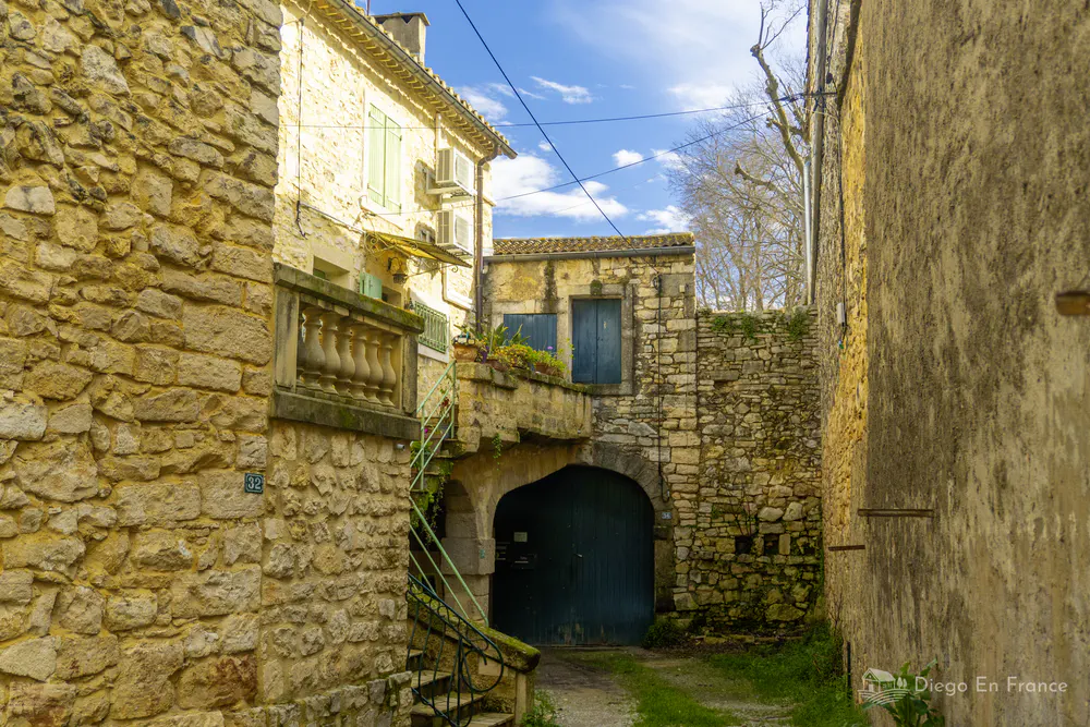 Stone alley in the historic center of Saussines - Photo by diegoenfrance.com