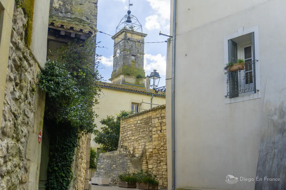 Quiet corner overlooking the Saussines bell tower - Photo by diegoenfrance.com