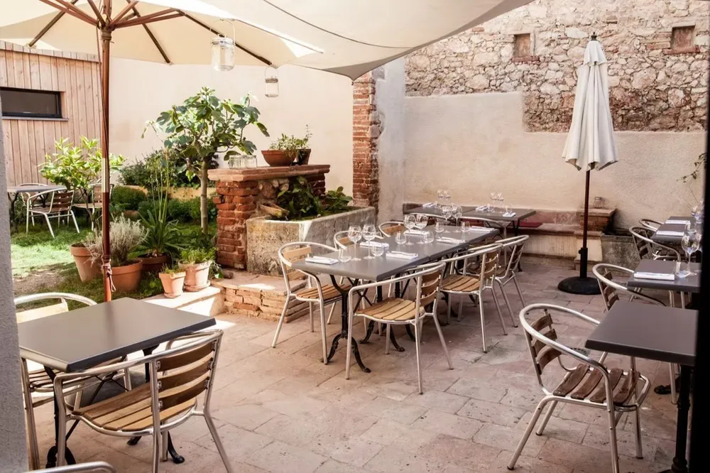 Michelin recommended restaurant in Lavaur, with creative seasonal cuisine.