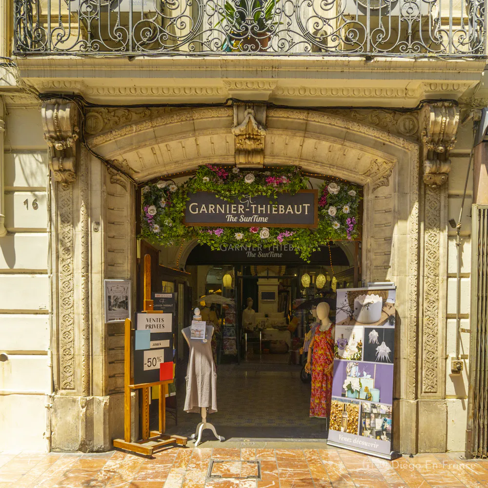 Fotografía de diegoenfrance.com de la entrada a la tienda Garnier-Thiebaut en Perpiñán, especializada en textiles de alta gama